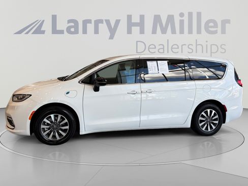 Used 2024 Chrysler Pacifica Limited FWD image 2