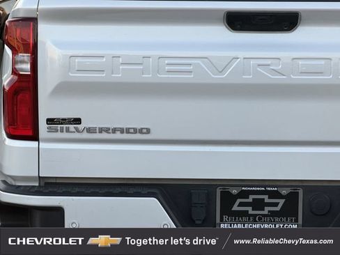 Used 2025 Chevrolet Silverado 1500 High Country w/ High Country Premium Package AWD/4WD image 9