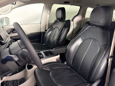 Used 2022 Chrysler Pacifica Touring-L FWD image 17