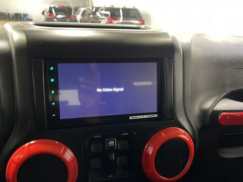Used 2017 Jeep Wrangler Unlimited Sahara w/ Connectivity Group AWD/4WD image 9