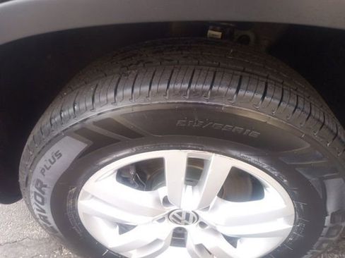 Used 2017 Volkswagen Tiguan S image 9