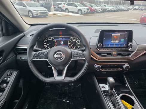 Used 2024 Nissan Altima 2.5 SV image 11
