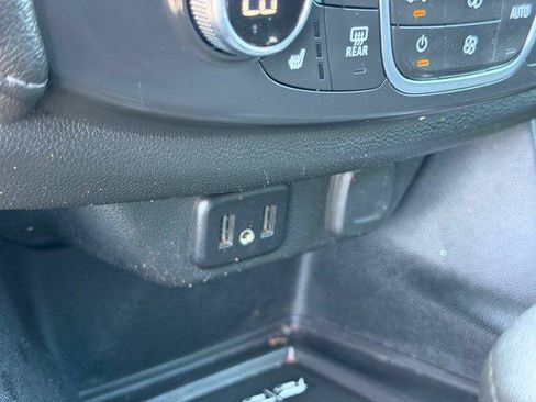 Used 2022 Chevrolet Traverse LT FWD image 29
