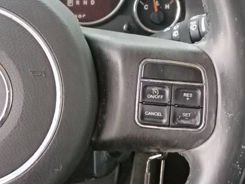 Used 2014 Jeep Compass Latitude FWD image 25