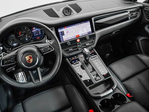 Certified 2025 Porsche Macan AWD/4WD image 19