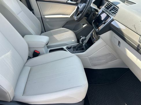 Used 2022 Volkswagen Tiguan SE w/ Panoramic Sunroof Package AWD/4WD image 18