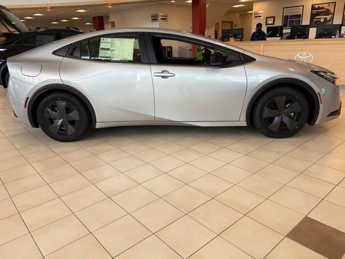 New 2026 Toyota Prius Plug-In Hybrid FWD image 2