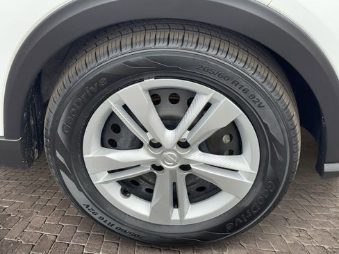 Used 2024 Nissan Kicks S image 9