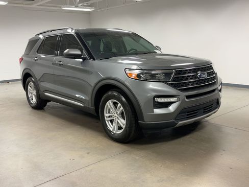 Used 2022 Ford Explorer XLT w/ Equipment Group 202A image 5