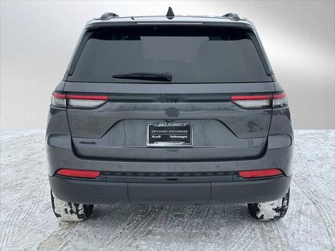 Used 2023 Jeep Grand Cherokee Altitude image 4