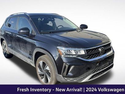 Used 2024 Volkswagen Taos SE w/ Panoramic Sunroof Package