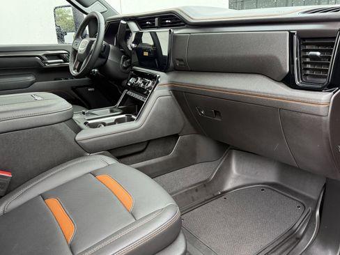 Used 2025 GMC Sierra 2500 AT4 w/ AT4 Premium Plus Package AWD/4WD image 12