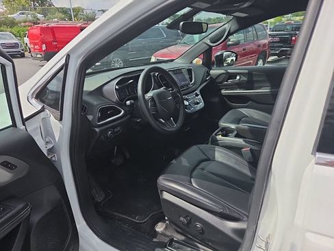 Used 2025 Chrysler Pacifica Select FWD image 16