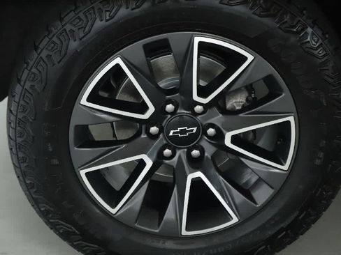 Used 2022 Chevrolet Tahoe Z71 w/ Z71 Off-Road Package AWD/4WD image 40