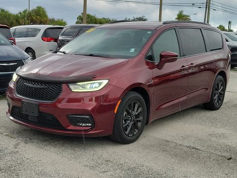 Used 2021 Chrysler Pacifica Touring-L w/ Premium & Safety Sphere Group FWD image 2