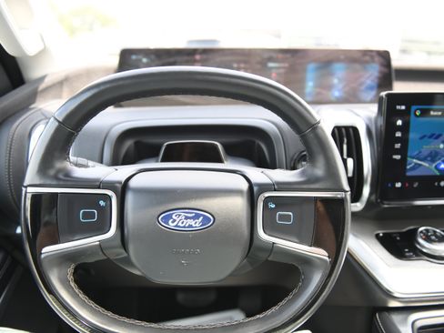 Used 2025 Ford Expedition Max Platinum w/ Driver's Package AWD/4WD image 25