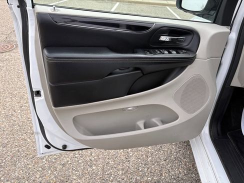 Used 2016 Dodge Grand Caravan SXT FWD image 39