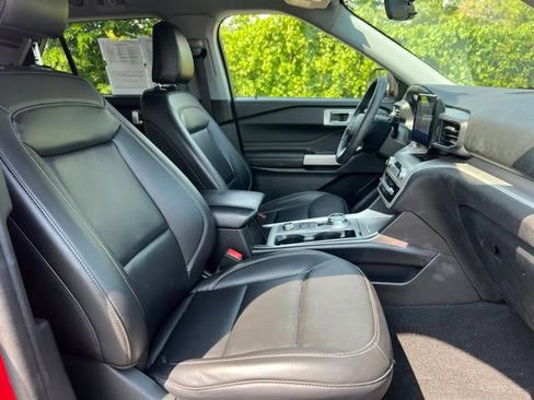 Used 2024 Ford Explorer XLT w/ Equipment Group 202A AWD/4WD image 11