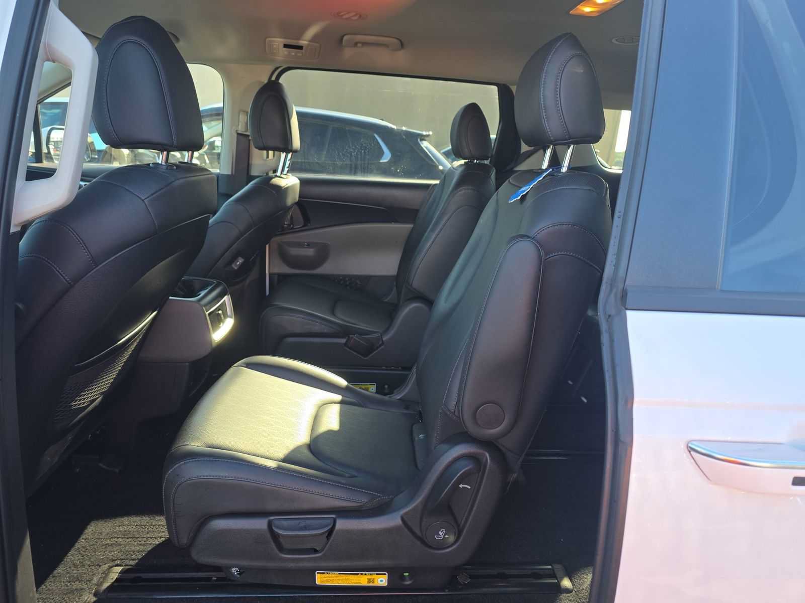 Used 2026 Kia Carnival FWD image 9