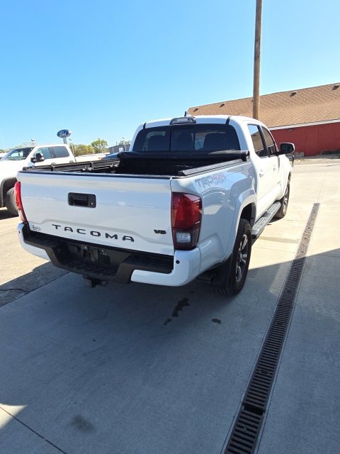Used 2019 Toyota Tacoma TRD Sport AWD/4WD image 6