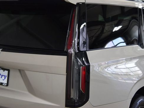 Used 2024 Cadillac Escalade ESV Sport Platinum w/ LPO, ONYX Package image 18