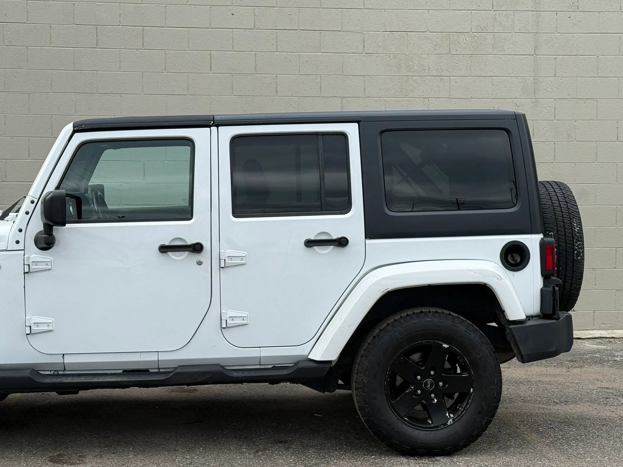 Used 2015 Jeep Wrangler Unlimited Sahara AWD/4WD image 4