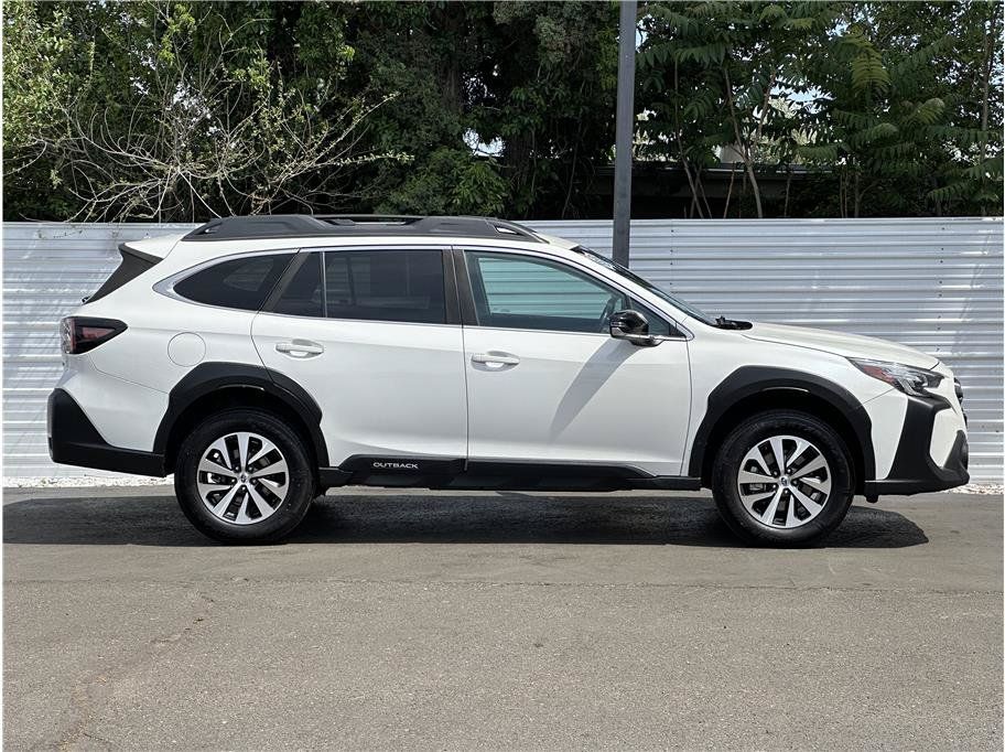 Used 2023 Subaru Outback Premium AWD/4WD image 9