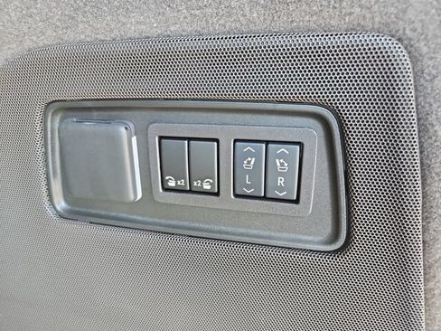 Used 2024 Cadillac Escalade Premium Luxury AWD/4WD image 37