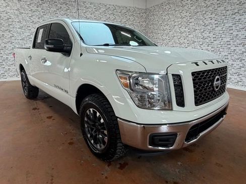 Used 2019 Nissan Titan SV image 7