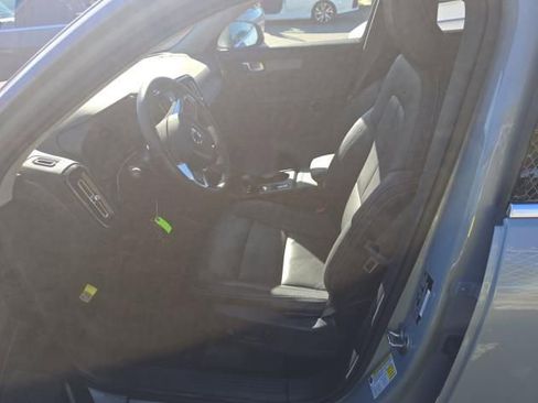 Used 2025 Volvo XC40 B5 Core image 4
