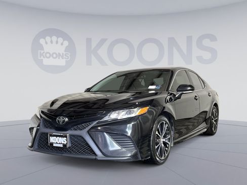 Used 2019 Toyota Camry SE w/ Convenience Package FWD image 1