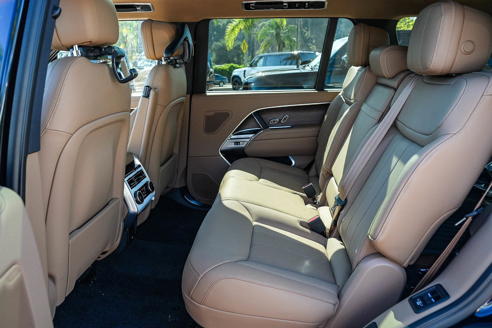 New 2026 Land Rover Range Rover Long Wheelbase SE AWD/4WD image 17
