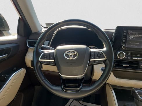 Used 2020 Toyota Highlander XLE image 16