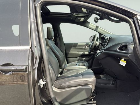 New 2026 Chrysler Pacifica Select AWD/4WD image 11