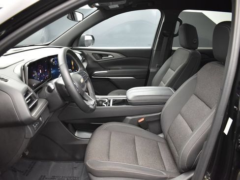 Used 2024 Chevrolet Traverse LT FWD image 16