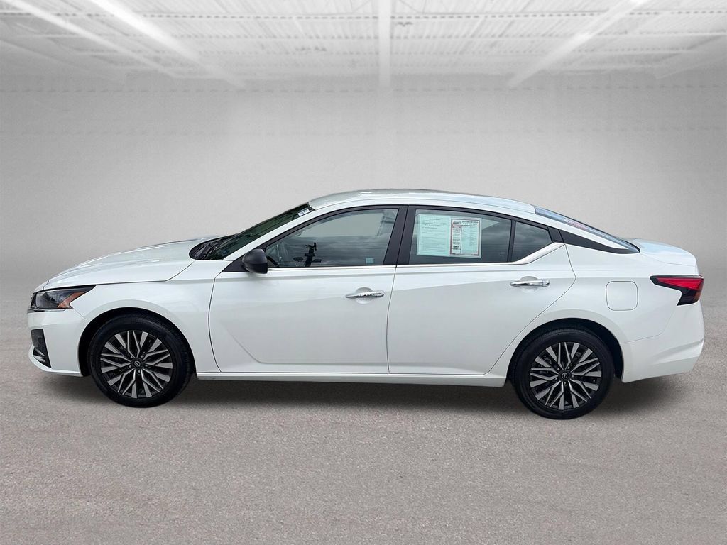 Used 2024 Nissan Altima 2.5 SV AWD/4WD image 3