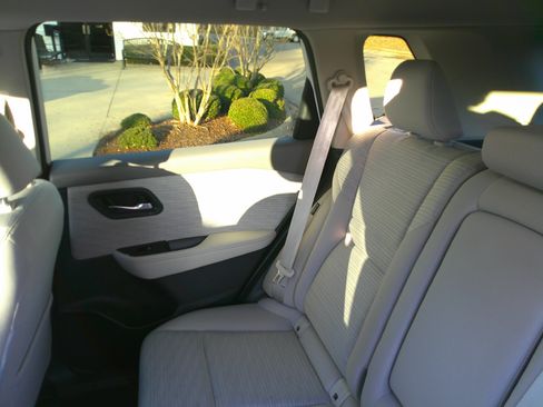 Used 2023 Nissan Rogue SV image 30