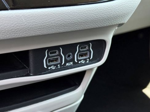 Used 2023 Chrysler Pacifica Touring-L FWD image 33