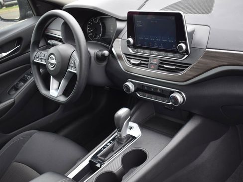 Used 2025 Nissan Altima 2.5 SV image 12