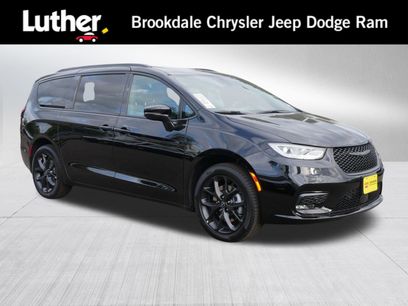 New 2026 Chrysler Pacifica Limited w/ Uconnect Theater Family Group
