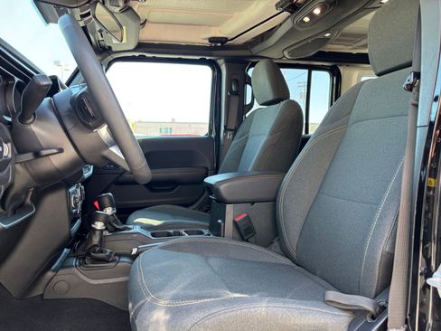 Used 2025 Jeep Wrangler Unlimited Sahara AWD/4WD image 27
