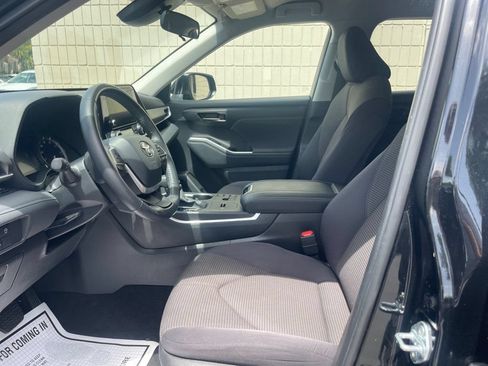 Used 2025 Toyota Highlander LE FWD image 9
