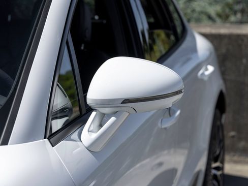 Certified 2026 Porsche Macan AWD/4WD image 17