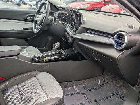 Certified 2025 Chevrolet Trax LT w/ LT Convenience Package image 22