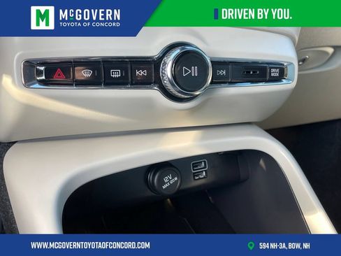 Used 2021 Volvo XC40 T5 Momentum w/ Protection Package Premier AWD/4WD image 26