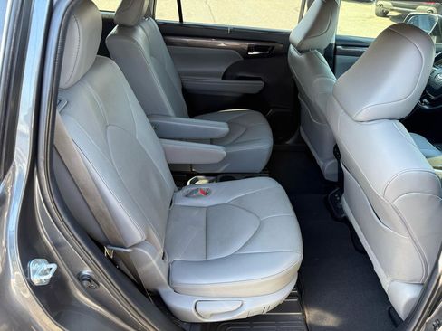 Used 2021 Toyota Highlander Limited image 18