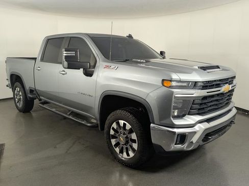 Used 2024 Chevrolet Silverado 2500 LT image 2