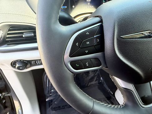 Used 2023 Chrysler Pacifica Touring-L w/ Uconnect Theater Family Group FWD image 17