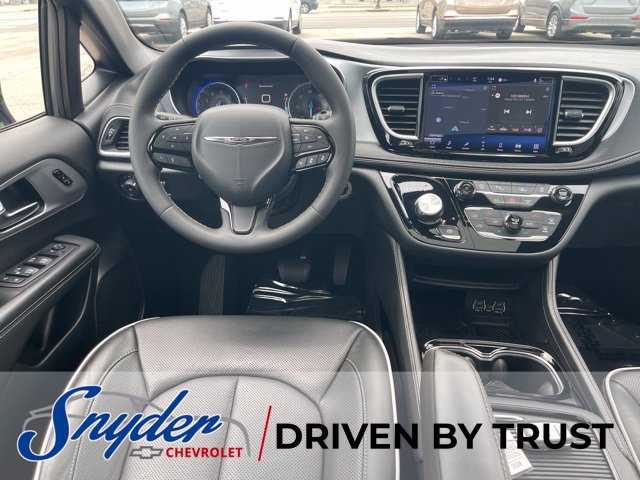Used 2025 Chrysler Pacifica Limited FWD image 4
