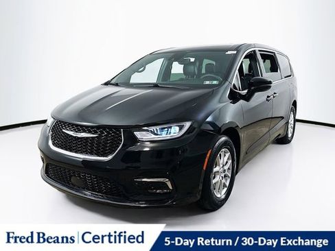 Used 2025 Chrysler Pacifica Select image 3